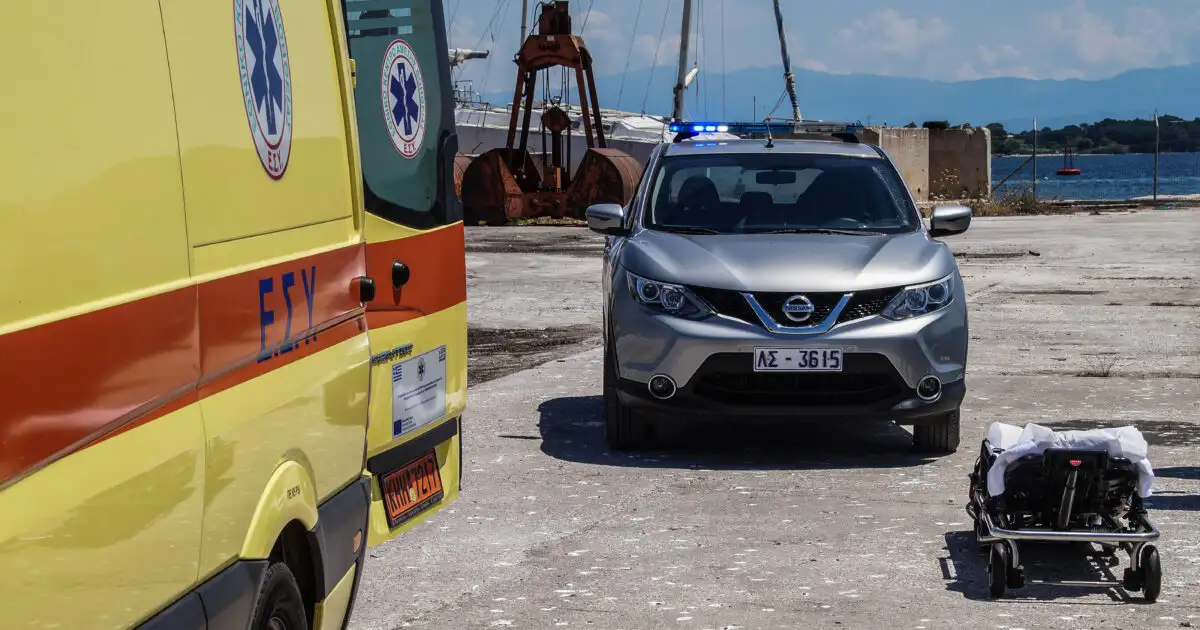Μήλος:-Επιχείρηση-απεγκλωβισμού-33χρονου,-ανέβηκε-σε-βράχο-20-μέτρων-μέσα-στη-θάλασσα-και-δεν-μπορούσε-να-κατέβει