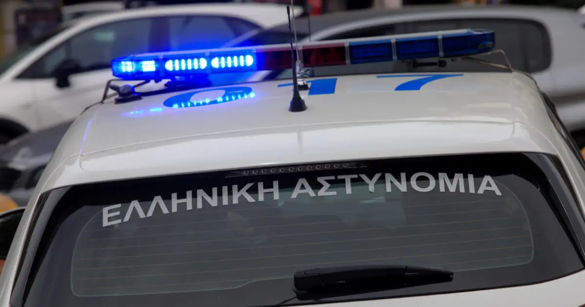 Θρίλερ-με-νεκρό-αστυνομικό-στον-Άγιο-Δημήτριο:-Βρέθηκε-κλειδωμένος-στο-υπηρεσιακό-αυτοκίνητο,-με-σημάδια-στον-λαιμό-και-στο-πρόσωπο