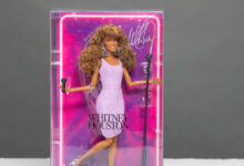Η-Γουίτνεϊ-Χιούστον-έγινε-barbie:-Η-συλλεκτική-κούκλα-με-μοβ-φόρεμα-και-πολύχρωμα-σκουλαρίκια
