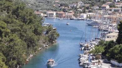 Αντίπαξοι:-Συγκρούστηκαν-τουριστικά-σκάφη-–-Τρεις-επιβαίνοντες-μεταφέρθηκαν-στο-Κέντρο-Υγείας