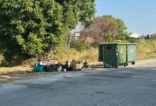 Τρίκαλα:-Άδειοι-οι-κάδοι,-τα-σκουπίδια-απ’-έξω