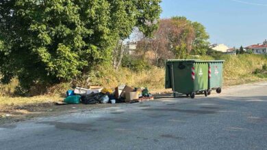 Τρίκαλα:-Άδειοι-οι-κάδοι,-τα-σκουπίδια-απ’-έξω