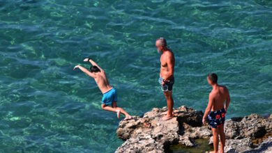Σύρος:-16χρονη-Γαλλίδα-τραυματίστηκε-μετά-από-βουτιά-σε-βράχια-–-Την-έσωσε-ναυαγοσώστρια