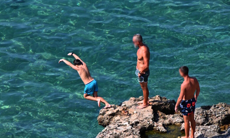 Σύρος:-16χρονη-Γαλλίδα-τραυματίστηκε-μετά-από-βουτιά-σε-βράχια-–-Την-έσωσε-ναυαγοσώστρια