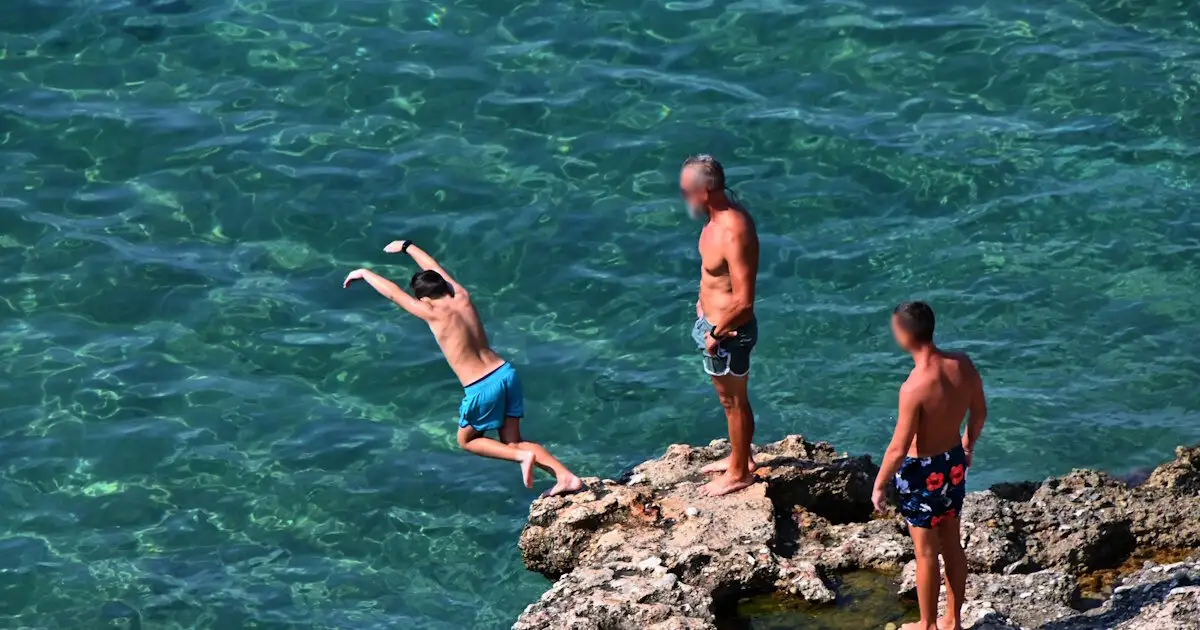 Σύρος:-16χρονη-Γαλλίδα-τραυματίστηκε-μετά-από-βουτιά-σε-βράχια-–-Την-έσωσε-ναυαγοσώστρια