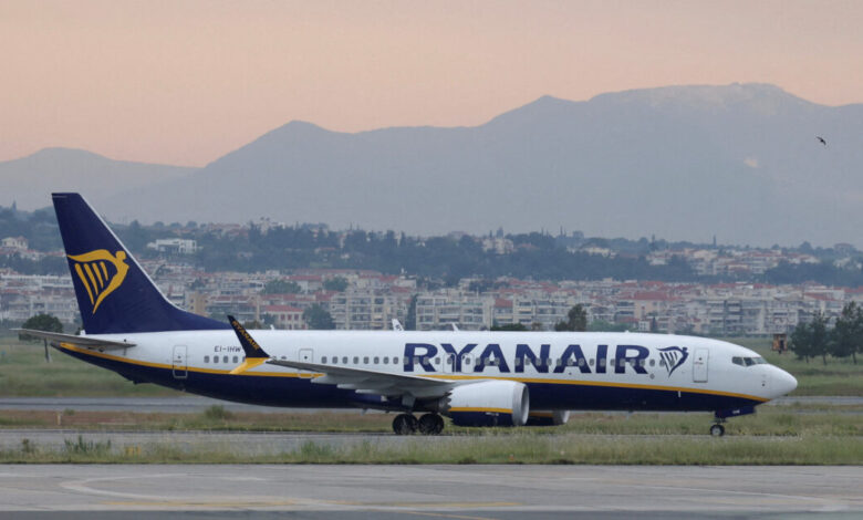ryanair:-Ίχνη-πουλιού-βρέθηκαν-στον-κινητήρα-του-αεροσκάφους-που-έσπασε-το-παράθυρο-και-κινδύνευσε-ο-Σέρβος-επιβάτης
