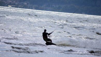 Φθιώτιδα:-Παραλίγο-να-πνιγεί-kite-surfer-στις-Ράχες-μετά-από-ατύχημα-–-Πώς-κατάφεραν-να-τον-σώσουν