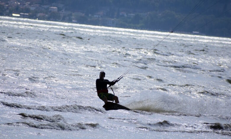 Φθιώτιδα:-Παραλίγο-να-πνιγεί-kite-surfer-στις-Ράχες-μετά-από-ατύχημα-–-Πώς-κατάφεραν-να-τον-σώσουν
