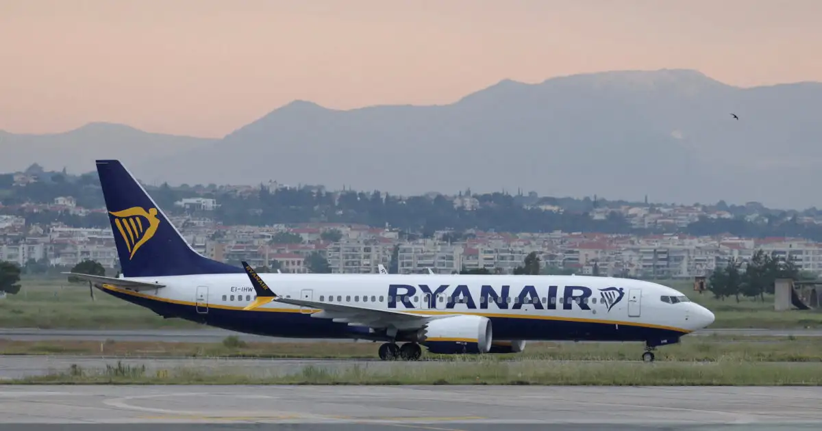 ryanair:-Ίχνη-πουλιού-βρέθηκαν-στον-κινητήρα-του-αεροσκάφους-που-έσπασε-το-παράθυρο-και-κινδύνευσε-ο-Σέρβος-επιβάτης