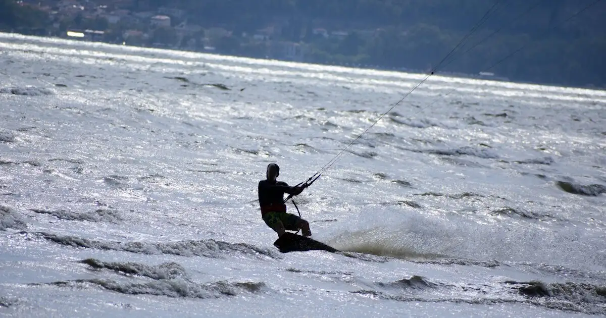 Φθιώτιδα:-Παραλίγο-να-πνιγεί-kite-surfer-στις-Ράχες-μετά-από-ατύχημα-–-Πώς-κατάφεραν-να-τον-σώσουν