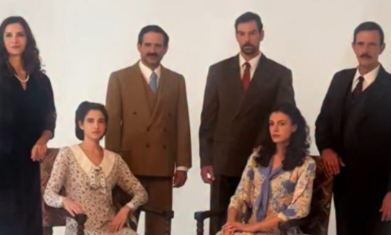 «Θάλασσες-μας-χώρισαν»:-backstage-εικόνες-από-τη-φωτογράφιση-των-ηθοποιών-για-τη-νέα-σειρά-της-ΕΡΤ