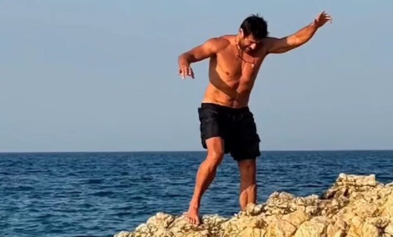 Ο-Αλέξης-Γεωργούλης-τρολάρει-την-προσπάθειά-του-να-περπατήσει-σε-βράχια