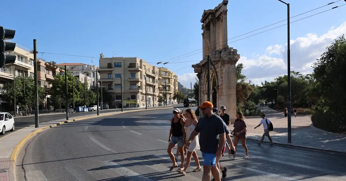 Έξοδος-Αυγούστου:-Άδεια-η-Αθήνα,-το-αδιαχώρητο-στα-λιμάνια-–-Φεύγουν-και-οι-τελευταίοι-αδειούχοι