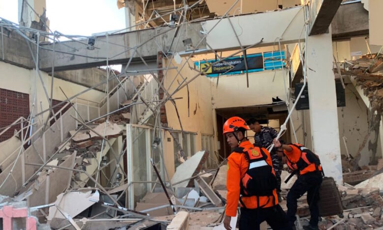Ινδονησία:-Έφτασαν-τους-53-οι-νεκροί-από-τον-σεισμό-–-Σε-κατάσταση-έκτακτης-ανάγκης-η-περιοχή