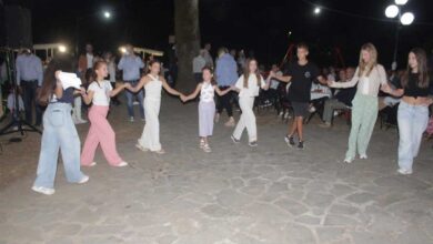 Πετροχώρι:-Δημοτική-βραδιά-με-πολύ-κόσμο-στην-πλατεία