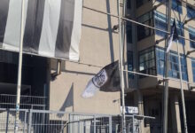 Μεσίστια-σημαία-για-την-πώληση-του-Κωνσταντέλια-έξω-απ’-την-Τούμπα-–-«Λευτεριά-στον-ΠΑΟΚ»-φώναξαν-οι-οπαδοί