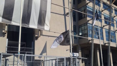 Μεσίστια-σημαία-για-την-πώληση-του-Κωνσταντέλια-έξω-απ’-την-Τούμπα-–-«Λευτεριά-στον-ΠΑΟΚ»-φώναξαν-οι-οπαδοί