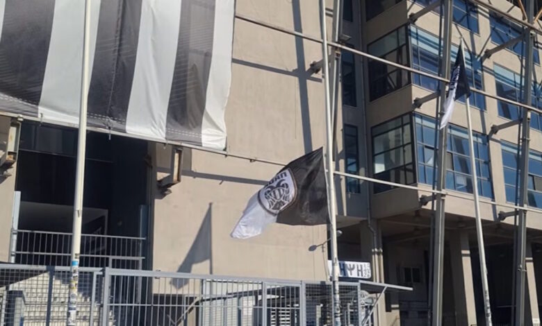 Μεσίστια-σημαία-για-την-πώληση-του-Κωνσταντέλια-έξω-απ’-την-Τούμπα-–-«Λευτεριά-στον-ΠΑΟΚ»-φώναξαν-οι-οπαδοί