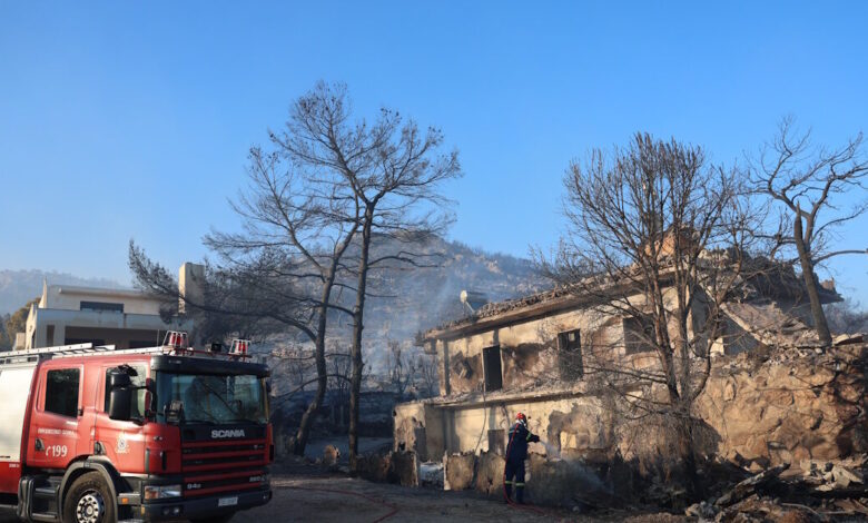 Φωτιά-στη-Σαλαμίνα:-Ολονύχτια-μάχη-με-τις-αναζωπυρώσεις-στα-Περιστέρια-–-Σοβαρά-3-από-τους-τραυματίες,-πολλά-καμένα-σπίτια