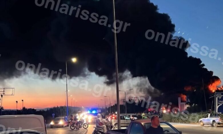 Μεγάλη-φωτιά-σε-εργοστάσιο-πλαστικών-στη-Λάρισα-–-Ήχησε-το-112-λόγω-των-μαύρων-καπνών