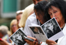 bonnie-tyler:-Το-συγκινητικό-τελευταίο-αντίο-–-Τραγούδησαν-το-«total-eclipse-of-the-heart»-στην-κηδεία-της