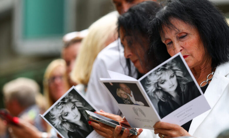 bonnie-tyler:-Το-συγκινητικό-τελευταίο-αντίο-–-Τραγούδησαν-το-«total-eclipse-of-the-heart»-στην-κηδεία-της