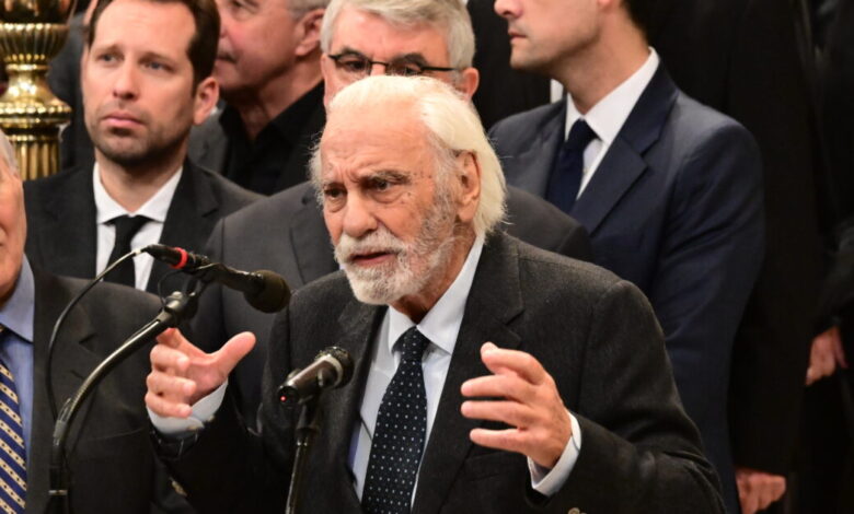 Κωνσταντίνος-Τσουκαλάς:-Ο-πολιτικός-κόσμος-αποχαιρετά-τον-κορυφαίο-κοινωνιολόγο-–-«Φώτισε-τη-δομή-της-ελληνικής-κοινωνίας-και-του-κράτους»