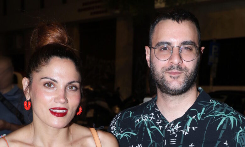 Μαίρη-Συνατσάκη-–-Ίαν-Στρατής:-Οι-ιδιαίτερες-διακοπές-στην-Άνδρο-με-την-κόρη-τους-και-γονείς-συμμαθητών-της