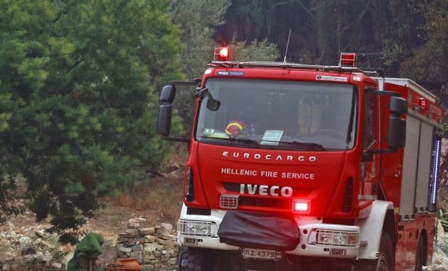 Επεσε-κεραυνός-σε-δέντρο-έξω-από-την-Ελάτη-–-Άμεση-η-επέμβαση-της-Πυροσβεστικής