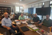 Συνάντηση-Κουρέτα-με-Λάππα-με-φόντο-τα-Τρίκαλα