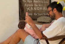 Ο-Αντρέας-Γεωργίου-στην-Τήνο-με-τη-γυναίκα-του,-Σιμώνη-Χριστοδούλου-και-την-ενός-έτους-κόρη-τους