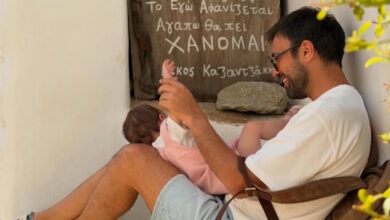 Ο-Αντρέας-Γεωργίου-στην-Τήνο-με-τη-γυναίκα-του,-Σιμώνη-Χριστοδούλου-και-την-ενός-έτους-κόρη-τους