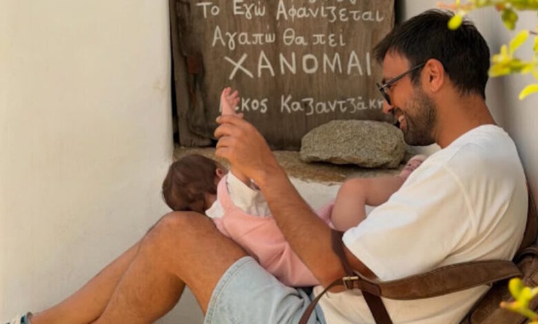Ο-Αντρέας-Γεωργίου-στην-Τήνο-με-τη-γυναίκα-του,-Σιμώνη-Χριστοδούλου-και-την-ενός-έτους-κόρη-τους