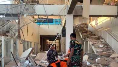 Ινδονησία:-84χρονη-ανασύρθηκε-ζωντανή-κάτω-από-ερείπια-τρεις-μέρες-μετά-τον-φονικό-σεισμό