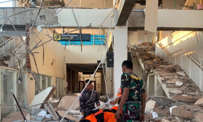 Ινδονησία:-84χρονη-ανασύρθηκε-ζωντανή-κάτω-από-ερείπια-τρεις-μέρες-μετά-τον-φονικό-σεισμό