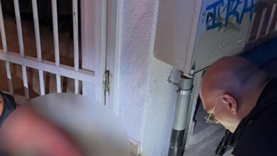 Θεσσαλονίκη:-31χρονος-μαχαίρωσε-25χρονη-μέσα-σε-διαμέρισμα-–-Με-τουρνικέ-οι-αστυνομικοί-σταμάτησαν-την-αιμορραγία