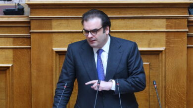 ΠΑΣΟΚ-κατά-Πιερρακάκη:-«Απύθμενο-θράσος,-κρατήσαμε-τη-χώρα-στο-ευρώ»-–-«Θα-ήταν-υπουργός-της-δραχμής»