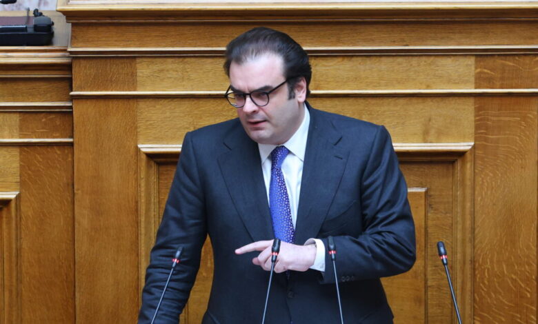 ΠΑΣΟΚ-κατά-Πιερρακάκη:-«Απύθμενο-θράσος,-κρατήσαμε-τη-χώρα-στο-ευρώ»-–-«Θα-ήταν-υπουργός-της-δραχμής»
