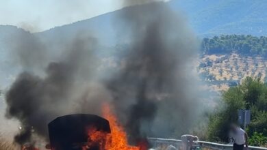 Αργολίδα:-Ταξί-έπιασε-φωτιά-στη-μέση-του-δρόμου-–-Δείτε-βίντεο