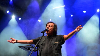 Ο-Βασίλης-Παπακωνσταντίνου-ανακοίνωσε-το-τέλος-της-καλοκαιρινής-του-περιοδείας-–-Ταλαιπωρείται-από-πνευμονία