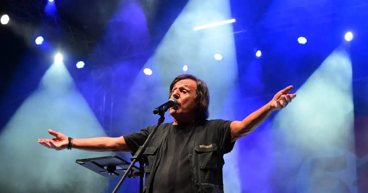 Ο-Βασίλης-Παπακωνσταντίνου-ανακοίνωσε-το-τέλος-της-καλοκαιρινής-του-περιοδείας-–-Ταλαιπωρείται-από-πνευμονία
