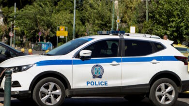 Άγιος-Δημήτριος:-Ξεσπά-η-μητέρα-του-18χρονου-που-δέχθηκε-επίθεση-με-μαχαίρι-από-23χρονο-–-«Πήγε-να-τον-σκοτώσει»