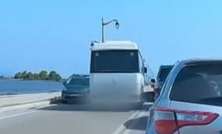 Παραλίγο-τραγωδία-στη-Λευκάδα:-Οδηγός-λεωφορείου-έκανε-παράνομη-προσπέραση-στη-γέφυρα