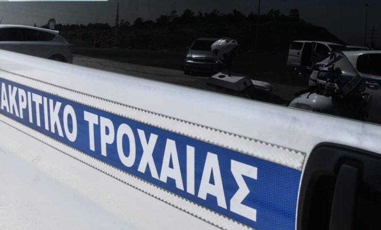 Σφοδρή-σύγκρουση-αυτοκινήτου-με-φορτηγό-έξω-από-τη-Λάρισα-–-Σώοι-οι-επιβαίνοντες