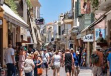 Τουρισμός:-13,5-εκατ-αφίξεις,-8,8-δισ.-ευρώ-εισπράξεις-στο-α’-εξάμηνο-–-Τι-δείχνουν-στοιχεία-της-ΤτΕ-για-τη-μέση-δαπάνη