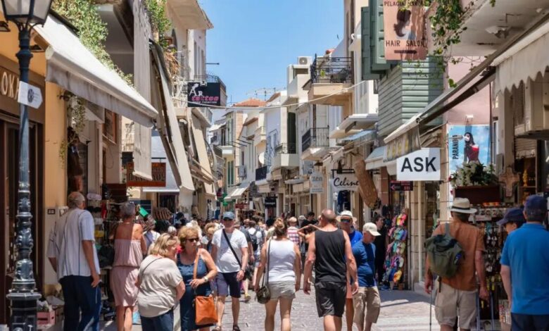 Τουρισμός:-13,5-εκατ-αφίξεις,-8,8-δισ.-ευρώ-εισπράξεις-στο-α’-εξάμηνο-–-Τι-δείχνουν-στοιχεία-της-ΤτΕ-για-τη-μέση-δαπάνη