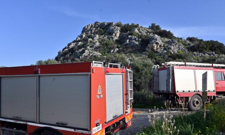 Ξυλόκαστρο:-Χειροπέδες-σε-58χρονο-για-φωτιά-από-αμέλεια-–-Προκλήθηκαν-σπινθήρες-από-βραχυκύκλωμα-σε-φωτοβολταϊκό-πάρκο