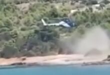 Σπέτσες:-Ελικόπτερο-προσγειώθηκε-σε-παραλία-μπροστά-στους-λουόμενους-–-Παρέμβαση-εισαγγελέα