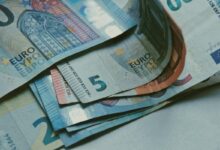 Πάνω-από-10-δισ.-ευρώ-το-πλεόνασμα-του-2026-–-Τι-αφήνει-για-νέες-παροχές