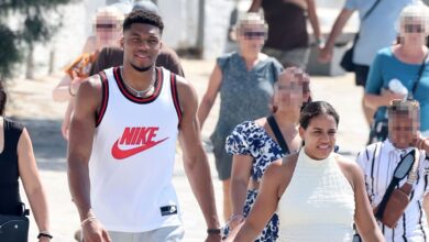 Ο-Γιάννης-Αντετοκούνμπο-στη-Μύκονο:-Η-βόλτα-στην-Ψαρρού-με-τη-σύζυγό-του-Μαράια,-τα-παιδιά-τους-και-τη-μητέρα-του-Βερόνικα